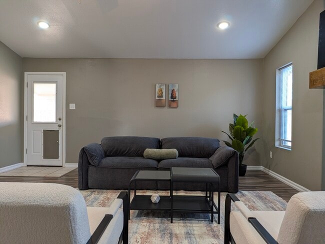 Photo - 1908 Janeway St