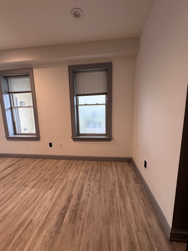 Other corner of living room - 118-120 Northampton St
