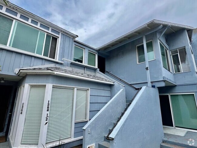 Building Photo - Charming 2-Bedroom Beachside Upstairs Apar... Rental