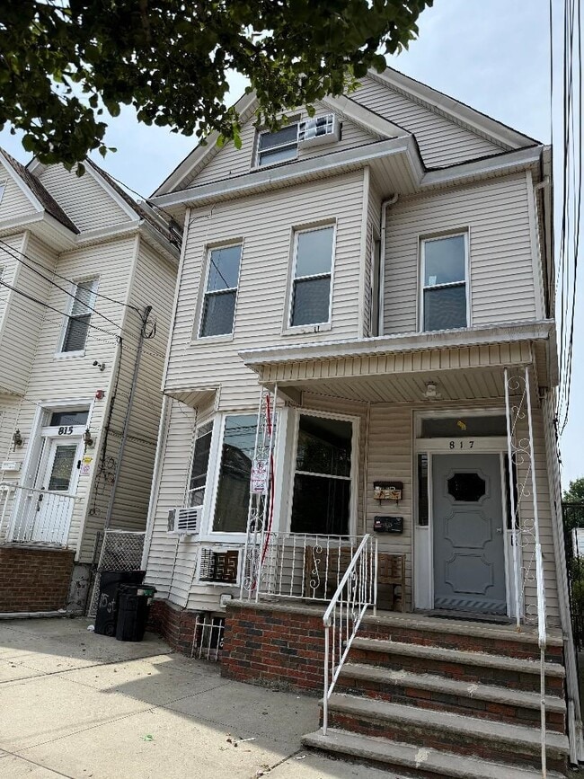 Building Photo - 817 15th St Unit 2