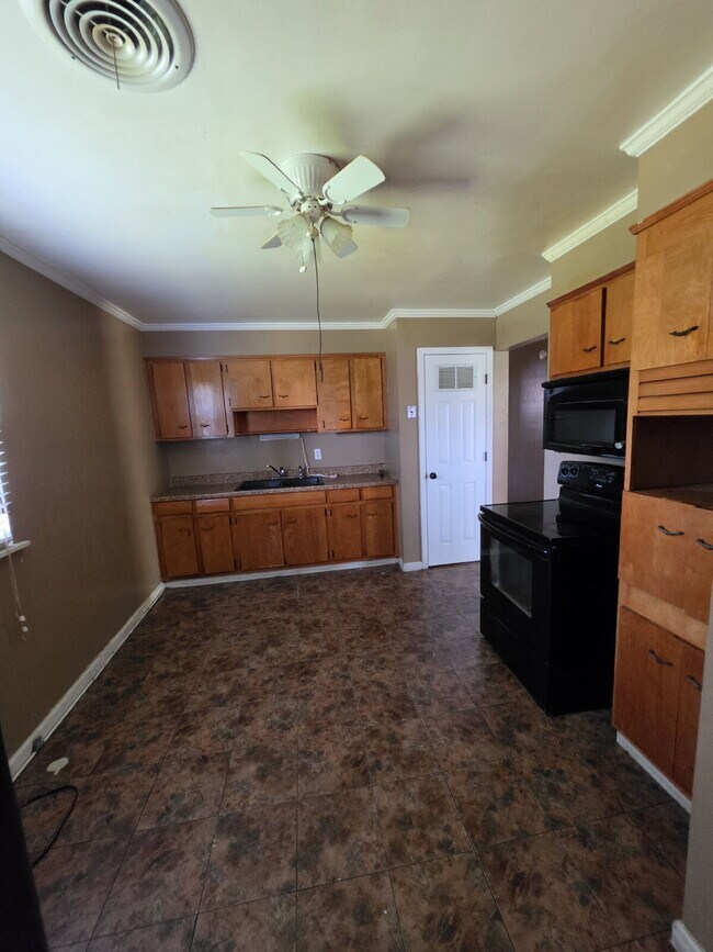 "Charming 3-Bedroom Retreat in Blytheville – Cozy 884 Sq Ft Home on Mayfair Lane!"