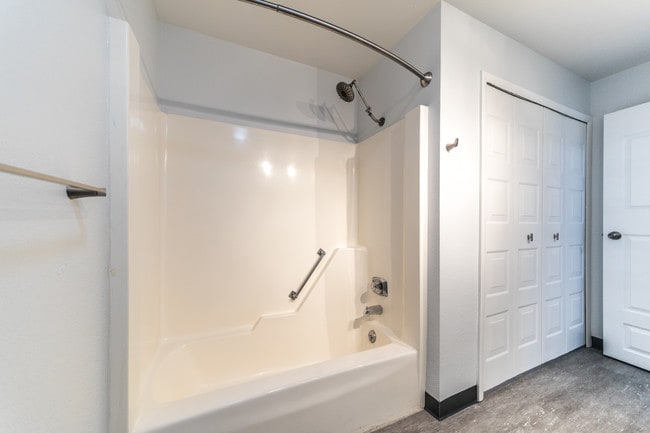 Ducha de la habitación - Chestnut Hills Apartments