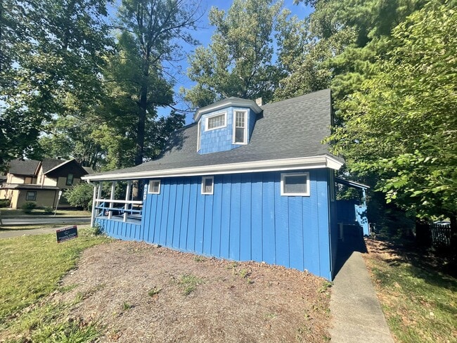 Photo - 420 S Woodlawn Ave