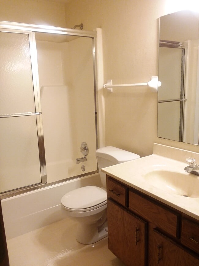 Full bathroom with linen closet - 9507 Centerbrook Ct Unidad 9507