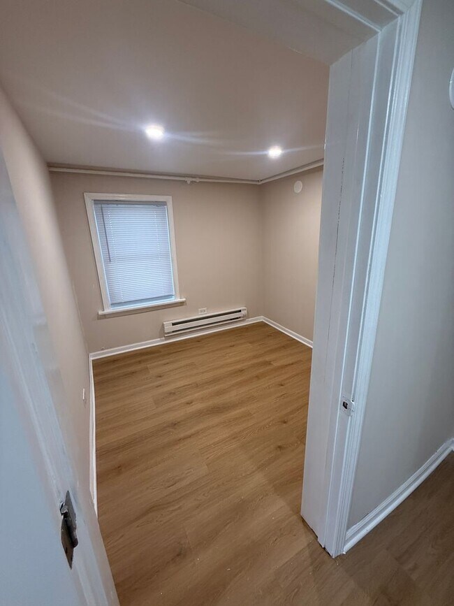 2244 W Farragut Ave Unit 1