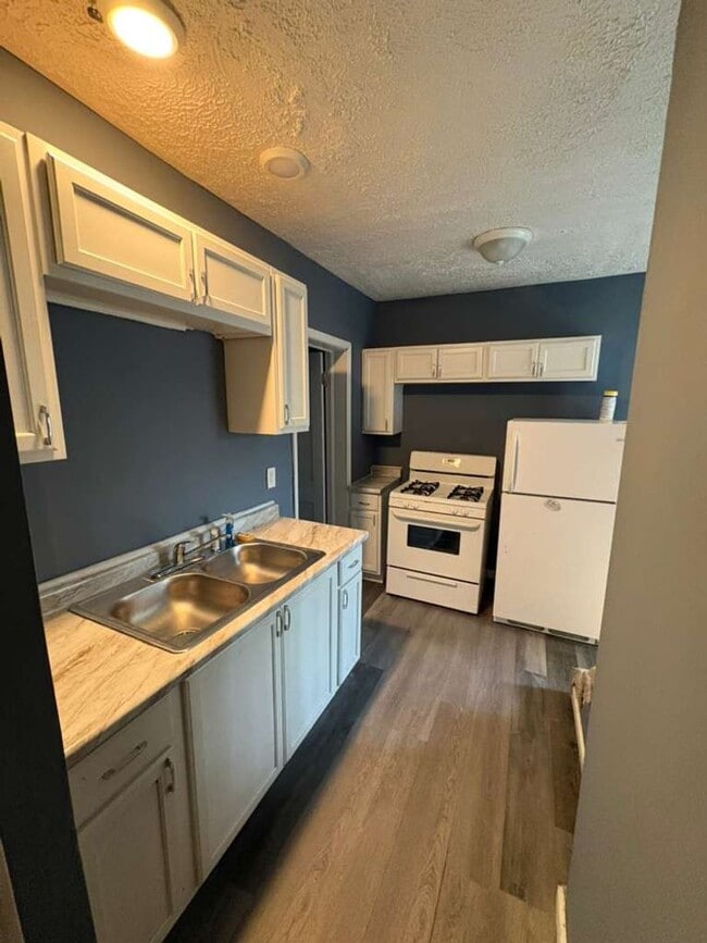 Photo - 3225 W 58th St Unit B