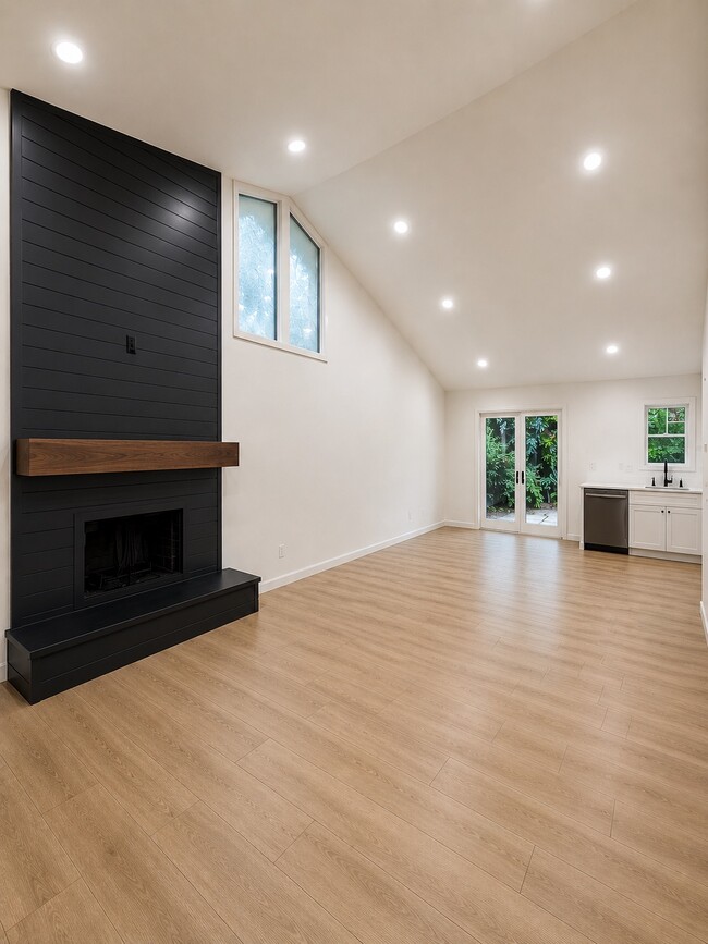 Photo - 2112 Valley Oaks Dr SE