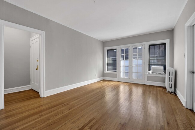 Photo - 1239 W Greenleaf Ave