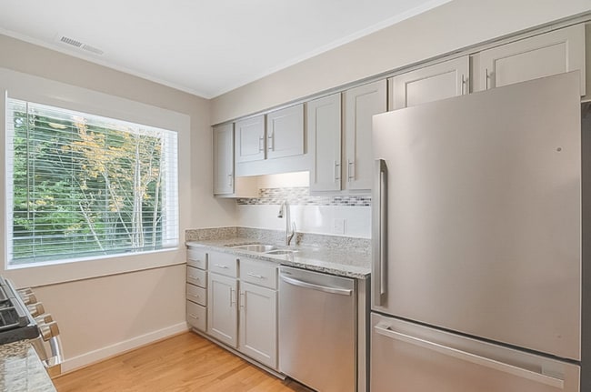 Photo - 911 Buckingham Rd