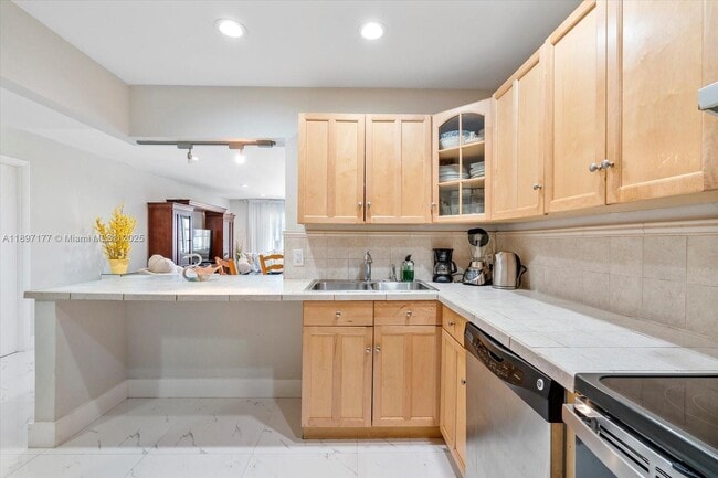 Photo - 875 NE 195th St Unidad 413