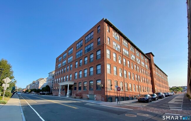 Building Photo - 145 Canal St E Unit 518