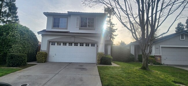 Building Photo - 3 Bedroom 2.5 bsthroom home in Gated Elk Grove Communtiy