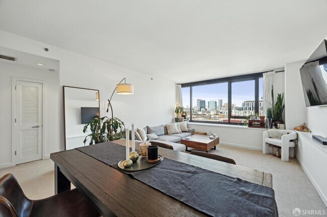 Building Photo - 260 King St Rental