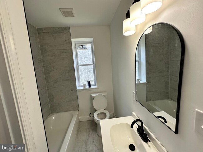 Photo - 1233 W Venango St