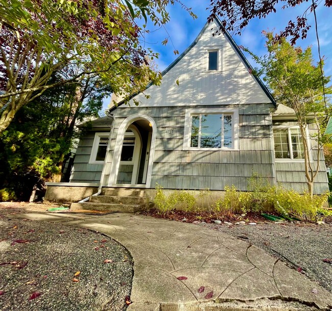 Building Photo - Upgraded 3bd/2bath Laurelhurst Home w/ Pri...