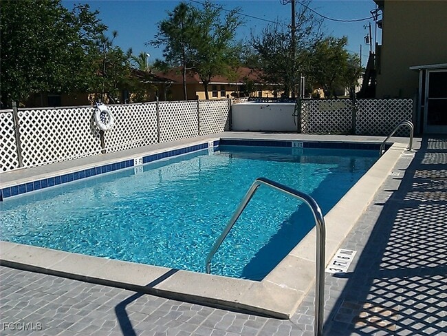 Building Photo - 4613 SW 8th Pl Unit 4