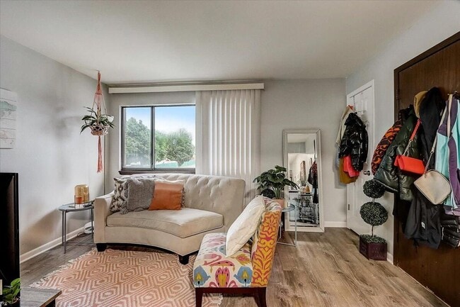 Photo - 827 S 84th St Unidad 2