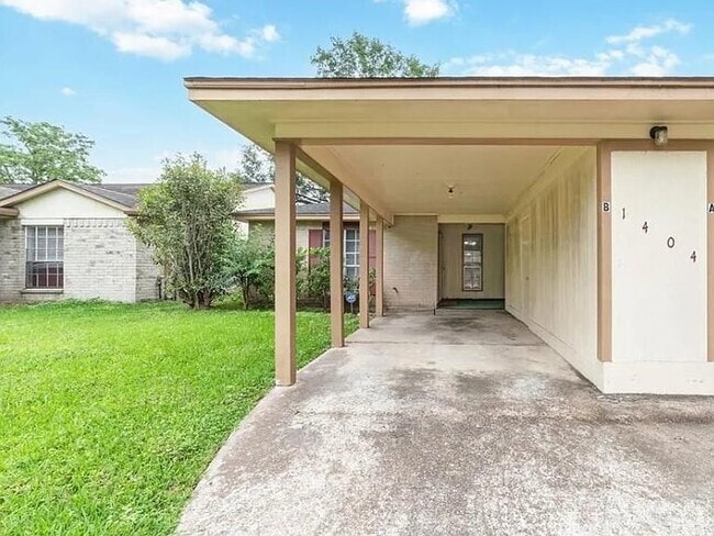 Building Photo - 1404 McDugald Rd Rental