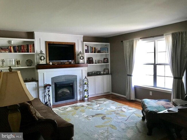 Building Photo - 8 Plumosa Dr