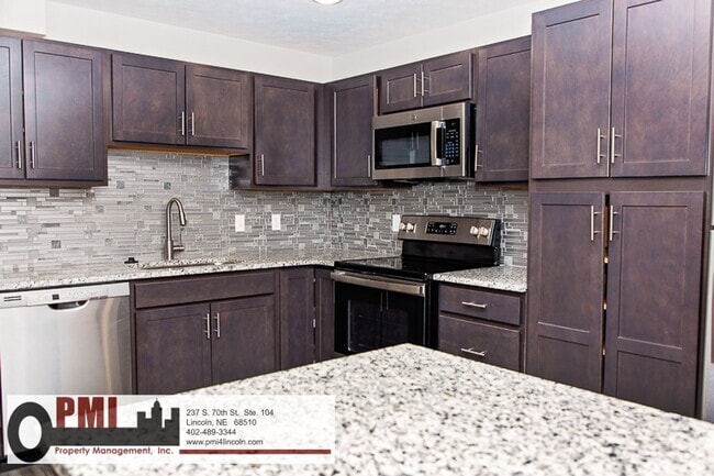 Building Photo - 2 Bedroom and 1 Bathroom Apartment Availab... Unit 4001 Holdrege St. #2