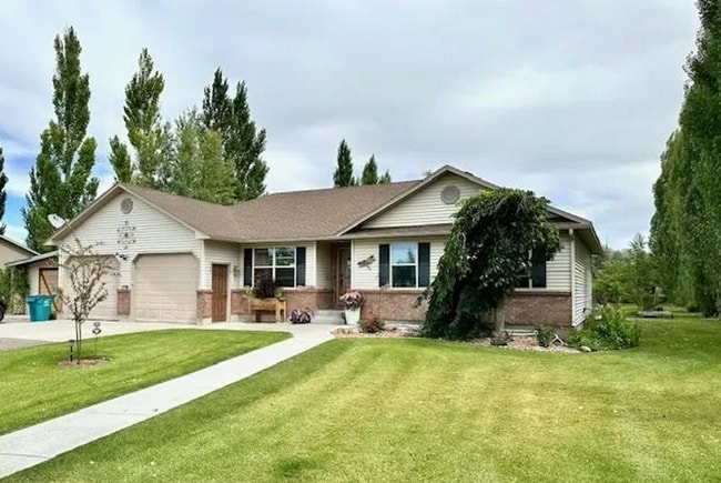Building Photo - 6 Bedroom 3.5 Bath 2 stall garage