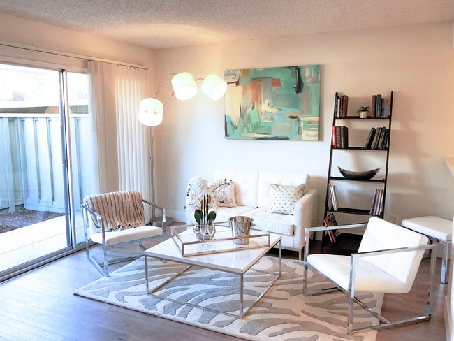 Amplia sala de estar con pisos de madera de estilo contemporáneo - Newport Apartments