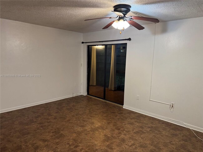Photo - 801 NE 199th St Unidad 106-10