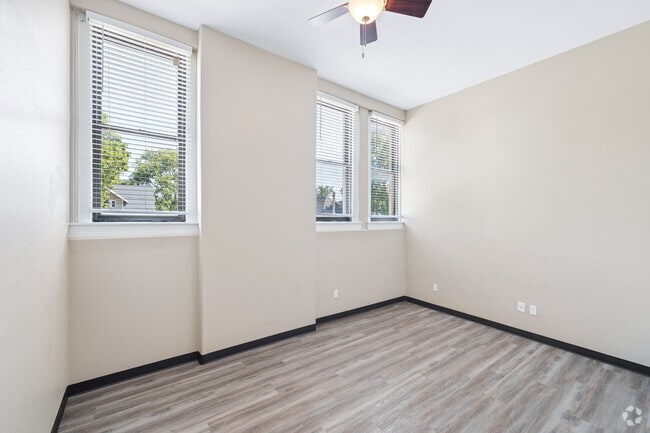 2BR, 1BA - 810SF - Primary Bedroom