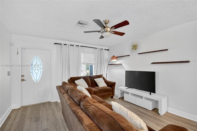 Photo - 554 NW 46th St