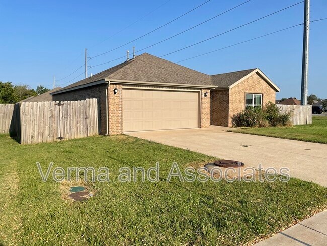 Building Photo - 100 Willow Dr