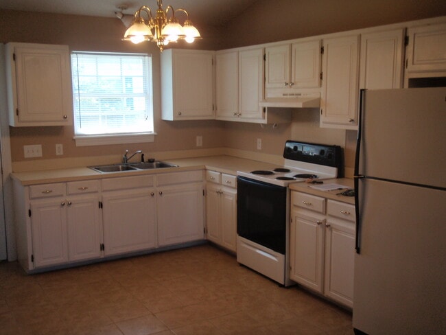 Building Photo - 560 Snow Hill St Unit A