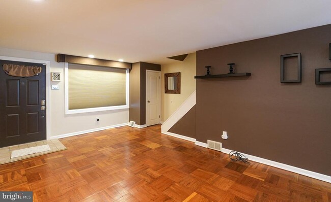 Photo - 3161 S Sydenham St