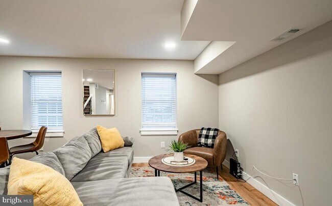 Photo - 221 W 6th St Unit 2