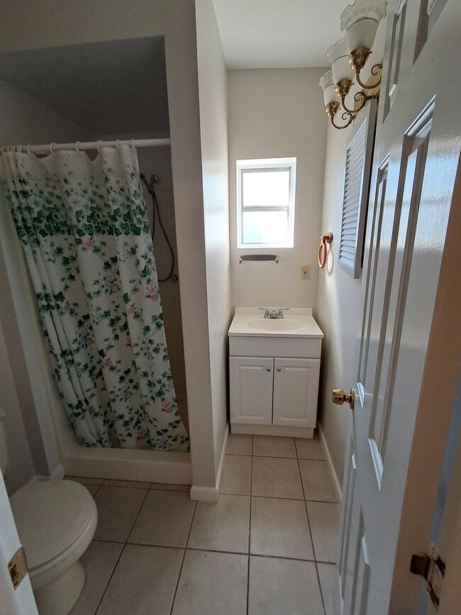 Full bath with stand up shower - 112 S 9th St Apartment Unit 112