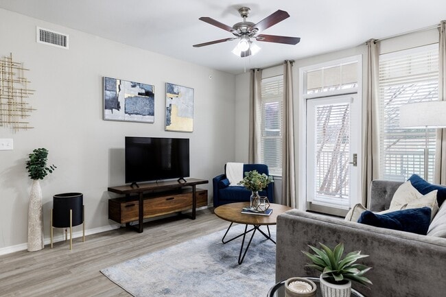 Sala de estar - Overture Ridgmar 55+ Active Adult Apartmen...