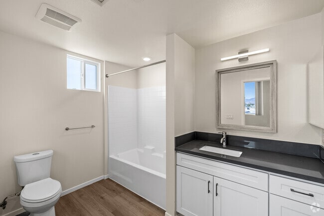 2BR, 2BA - 816SF - Bathroom