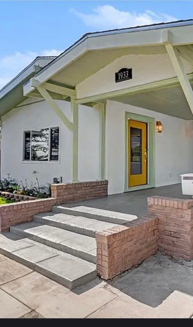 1933 W 43rd Pl