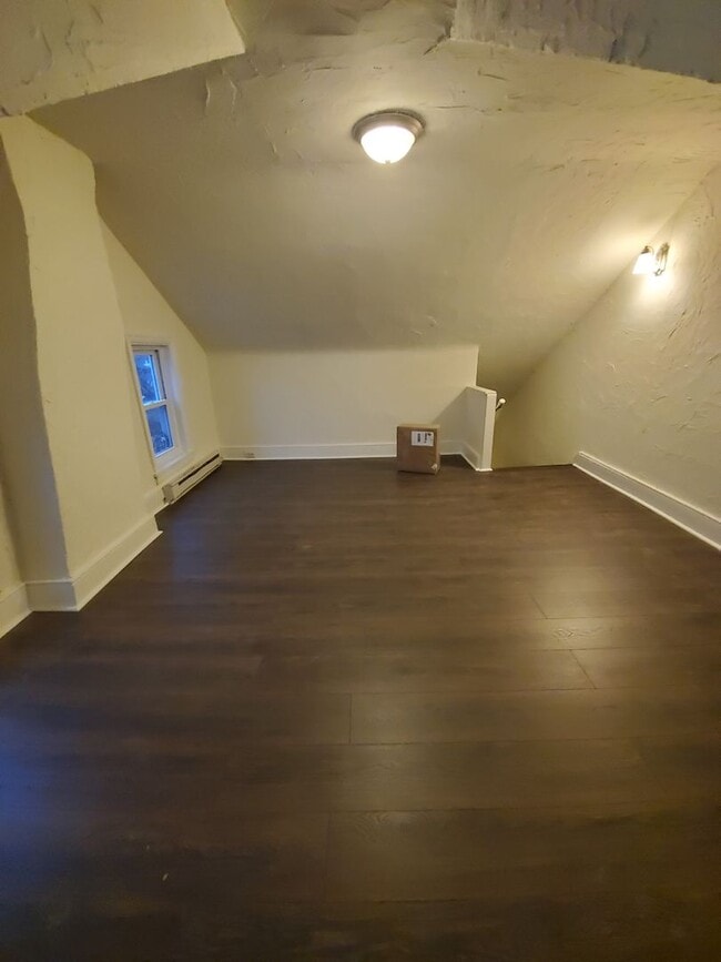 Building Photo - Spacious 3 Bedroom 1.5 Bath Brick Home