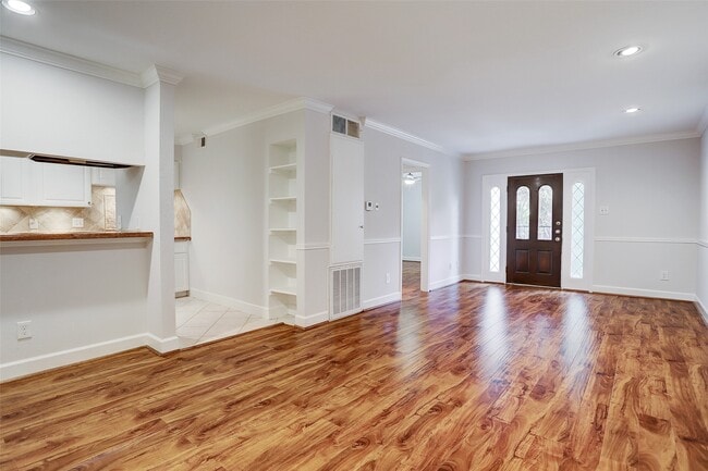 Building Photo - 3131 Cummins St Unit 13