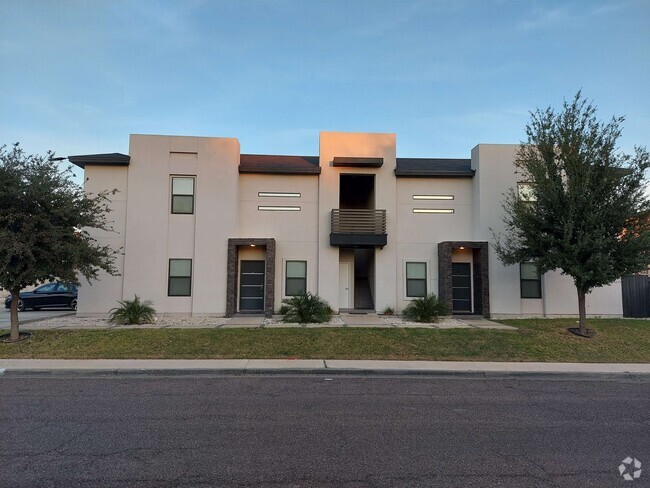 Building Photo - 2701 E Lyon St Unit 3 Rental