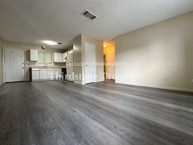 Building Photo - 5128 Westchase Ct Unit 4