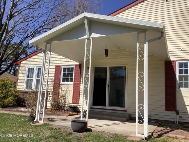 Side covered patio - 7B Ivy St