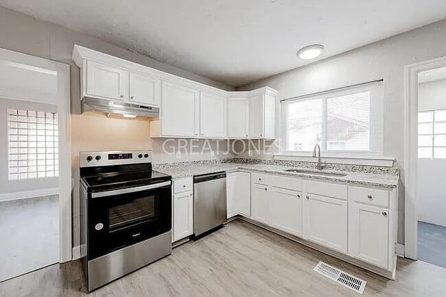 Photo - 1937 Bullard St