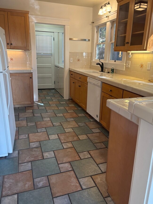 Photo - 325 E Colorado Blvd