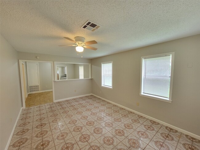 Photo - 2205 Velma St