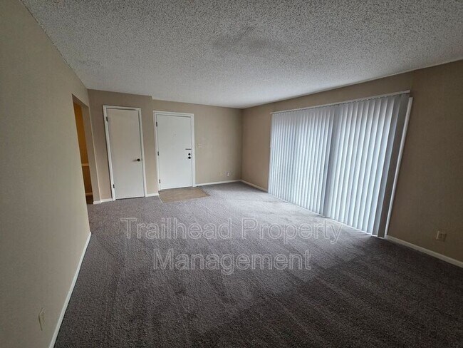 Photo - 5717 Outlook St