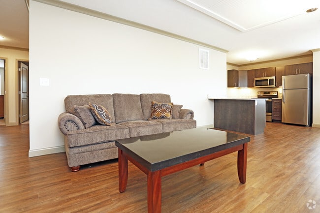 4 BR, 4.5 BA - living room - 808 S Linden