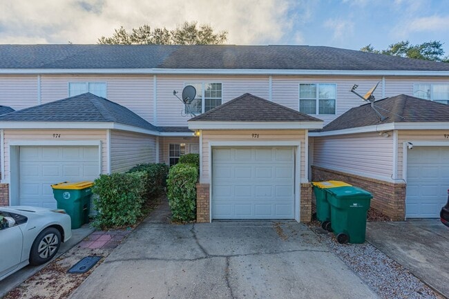 Building Photo - 976 Scenic Oak Ln