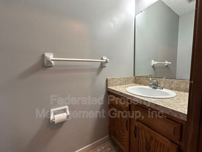 Photo - 1114 ROMAINE Cir W