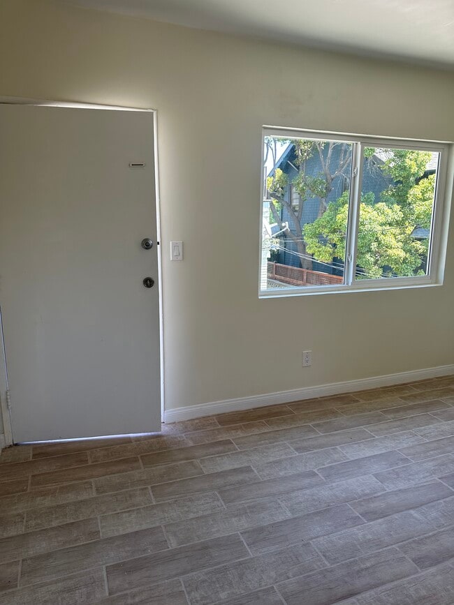 Building Photo - 2637 Kenwood Ave Unit 2